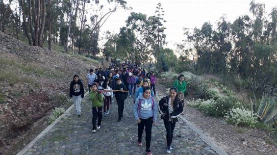 Via Crucis por niños de la primera comunión en el cerro Churuquella