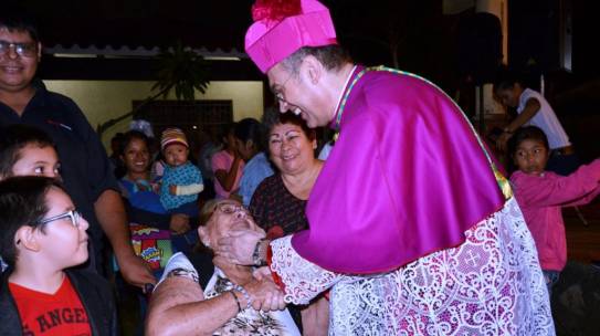 El Nuncio Apostólico de Bolivia muy cercano a los fieles en Santa Cruz
