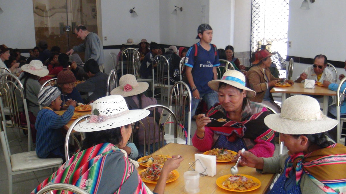Alrededor de 150 personas de bajos recursos, entre niños y ancianos acuden al Comedor San Cristóbal en fin de semana