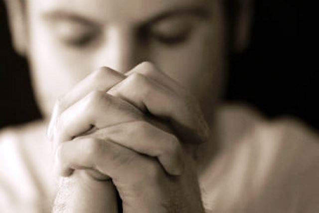 Adolescente rezando