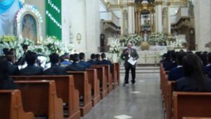 Mons. Juárez con jóvenes en Novena Guadalupe-2