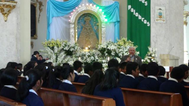 Mons. Juárez con jóvenes en Novena Guadalupe