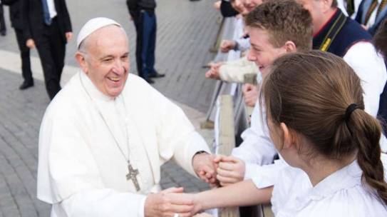 El Papa Francisco pide a los jóvenes ser cercanos a la humanidad herida
