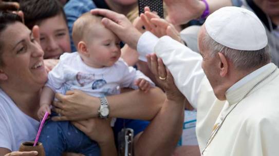 El Papa Francisco alienta a construir un mundo digno de los niños