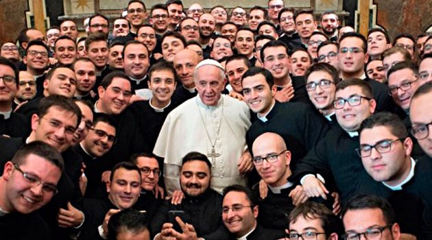Papa Francisco con sacerdotes