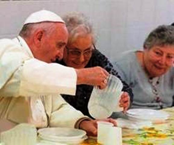 Papa Francisco en la mesa con pobres