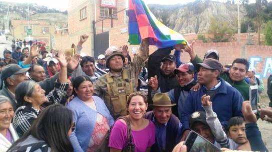 Con un abrazo, vecinos de Callapa e Irpavi acuerdan paz