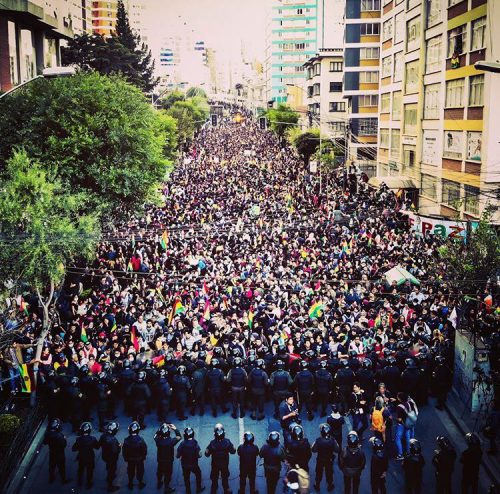 Manifestaciones_en_La_Paz_Bolivia_en_contra_el_fraude_electoral_y_el_gobierno_de_Evo_Morales