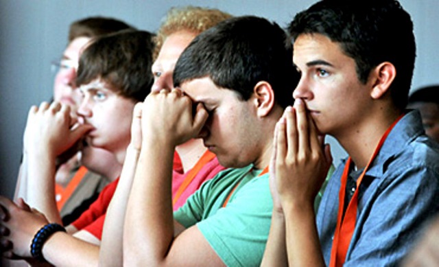 Adolescentes rezando