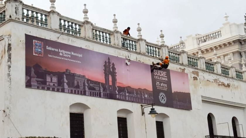 Retiran banner gigante de Catedral de Sucre