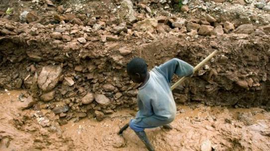 De esto no se habla: Familias de 14 niños muertos en una mina de cobalto del Congo, denuncian a las grandes tecnológicas