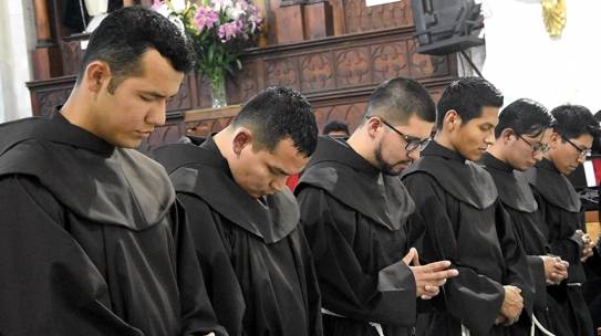 Profesión de votos de seis novicios para la Orden Franciscana