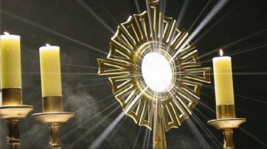 Jesús Sacramentado bendice las personas, las calles y los ambientes de nuestra ciudad