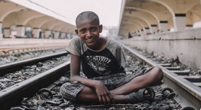 Niño en estación de Bangladesh