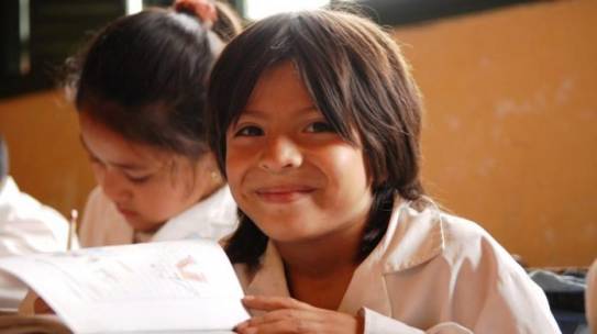 «Un niño con un libro de poesía en las manos, nunca tendrá de mayor un arma entre ellas»
