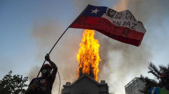 Arzobispo condena ataques incendiarios contra iglesias en Chile